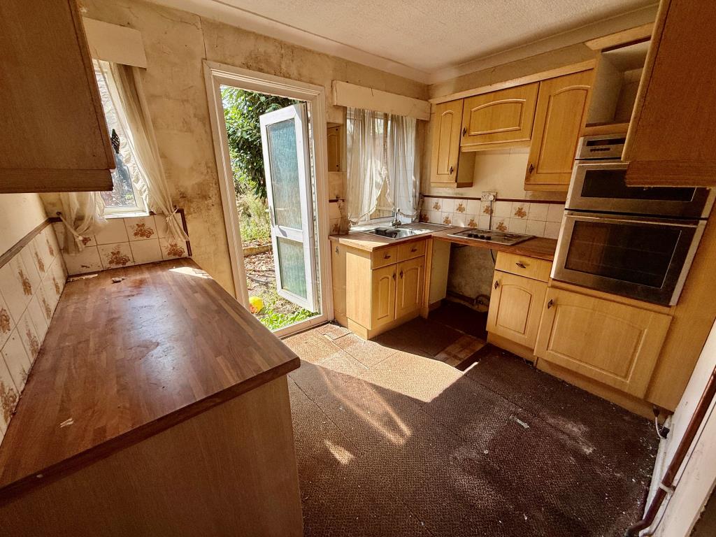 Lot: 50 - MID-TERRACE HOUSE FOR IMPROVEMENT - Kitchen